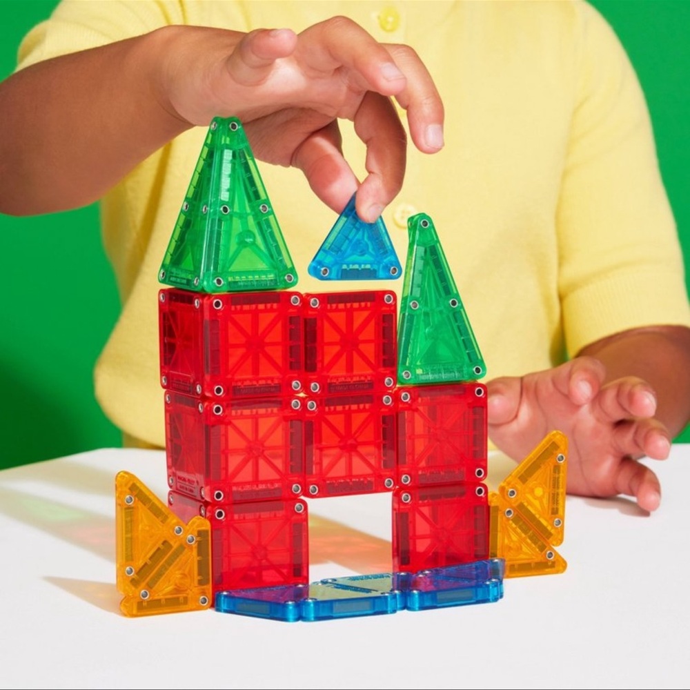 Magna-Tiles microMags Travel set, 26 piece set in a travel storage tin - Picture 2 of 8